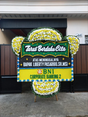 Papan Bunga Duka di Bambu Apus