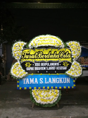Papan Bunga Duka di Bambu Apus